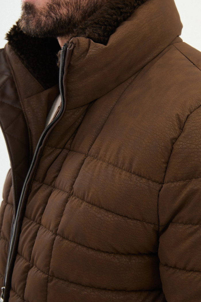Slim Fit Erkek Fermuarlı Cepli Kürk Boyunlu Yarı Parlak  Şişme Mont Kahverengi 