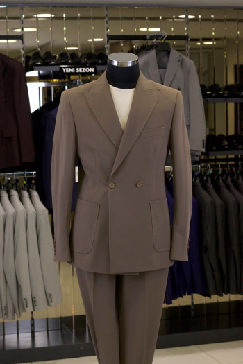 Relaxed Fit Erkek Kırlangıç Yaka Çift Düğme Takım Elbise Kahverengi