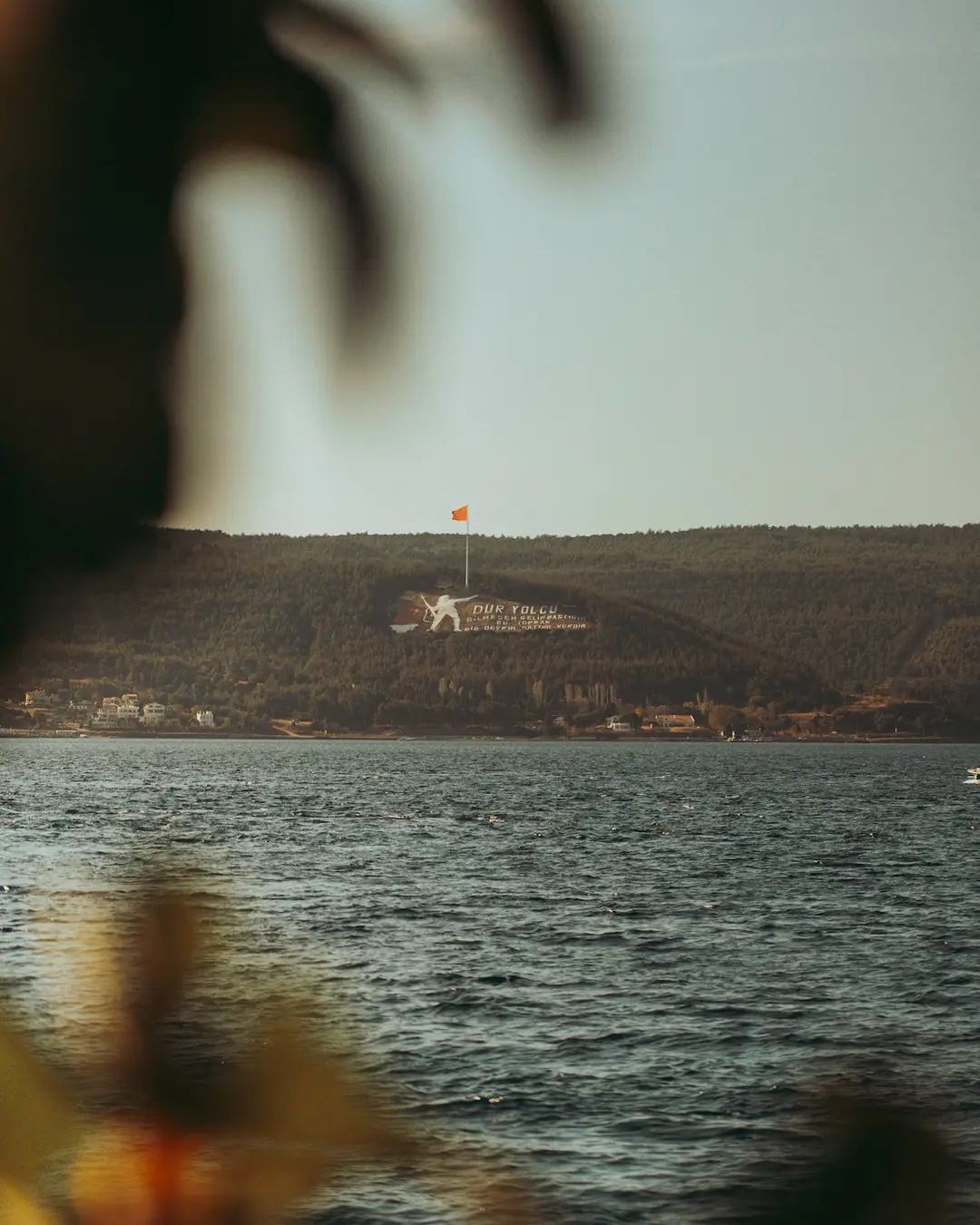 Çanakkale Boğazı ve Dur Yolcu anıtı